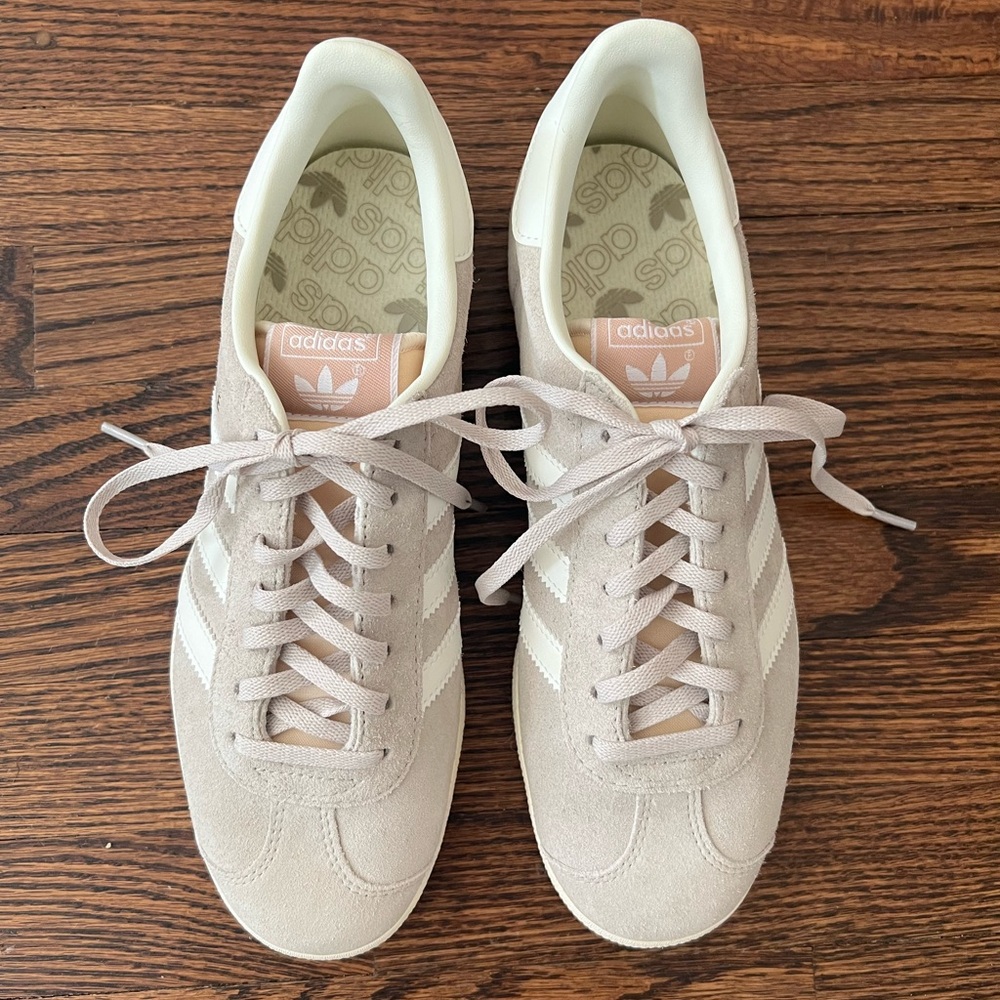 adidas Originals Cream White Sneakers Sleek Design - Picture 3 of 6